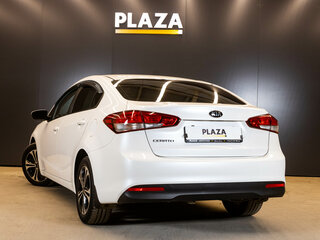 2017 Kia Cerato III Рестайлинг (Classic), белый, 1400000 рублей, вид 4