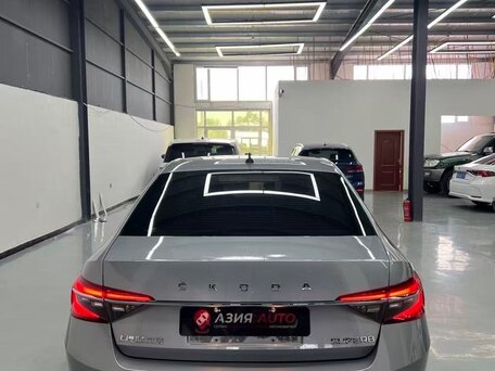 2022 Skoda Superb III Рестайлинг, серебристый, 2200000 рублей, вид 5
