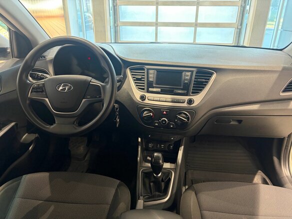 2018 Hyundai Solaris II, бежевый, 1089000 рублей - вид 16