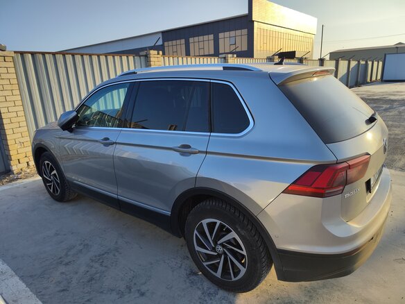 2018 Volkswagen Tiguan II, серебристый, 2545000 рублей - вид 2