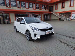2021 Kia Rio IV Рестайлинг, белый, 1590000 рублей, вид 3