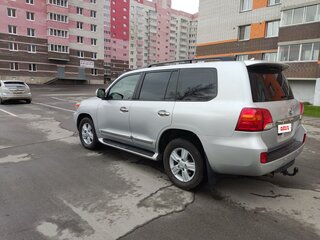 2013 Toyota Land Cruiser 200 Series Рестайлинг 1, серебристый, 4050000 рублей, вид 4
