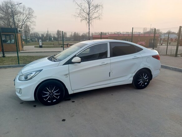 2013 Hyundai Solaris I, белый, 700000 рублей - вид 5