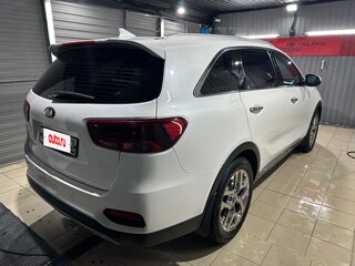 2019 Kia Sorento III Prime Рестайлинг, белый, 3650000 рублей, вид 4