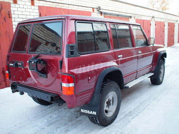 1993 Nissan Patrol IV (Y60), красный - вид 2