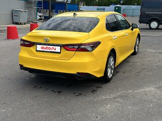 2021 Toyota Camry VIII (XV70) Рестайлинг, жёлтый, 1999000 рублей, вид 3