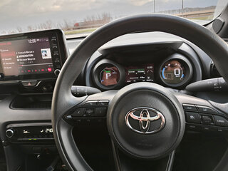 2020 Toyota Yaris IV, серебристый, 1590000 рублей, вид 5