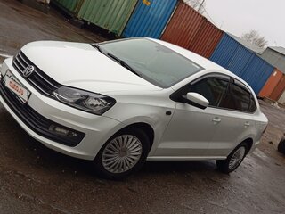 2017 Volkswagen Polo V Рестайлинг, белый, 630000 рублей, вид 3