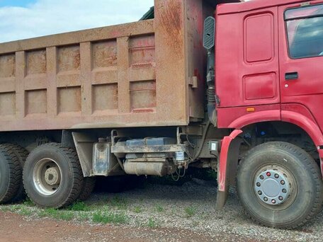 2012 Sinotruk Howo ZZ3327, красный, 3000000 рублей, вид 5