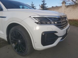 2019 Volkswagen Touareg III, белый, 5650000 рублей, вид 2