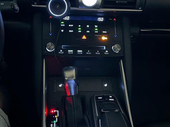 2018 Lexus IS 300 III Рестайлинг, белый, 3750000 рублей - вид 33