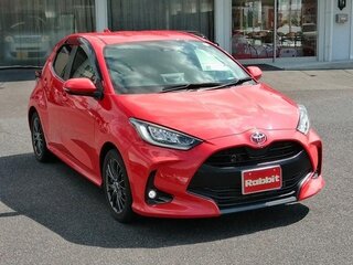 2022 Toyota Yaris IV, пурпурный, 1200000 рублей, вид 4