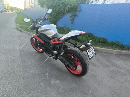 2015 Triumph Street Triple, серебристый, 620000 рублей, вид 4