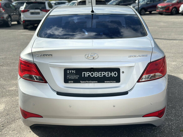 2014 Hyundai Solaris I Рестайлинг, серебристый, 995000 рублей - вид 5