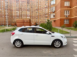 2015 Kia Rio III Рестайлинг, белый, 895000 рублей, вид 4