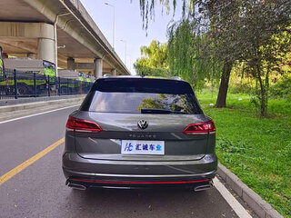 2023 Volkswagen Touareg III, серебристый, 5856102 рублей, вид 5