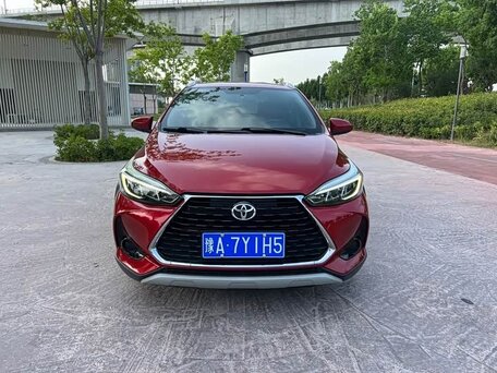 2022 Toyota Yaris L X XP150 Рестайлинг, пурпурный, 945000 рублей, вид 2