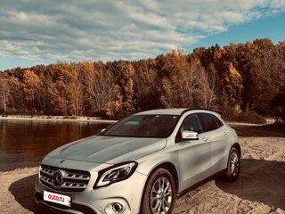 2018 Mercedes-Benz GLA 180 I (X156) Рестайлинг, серебристый, 2800000 рублей, вид 1