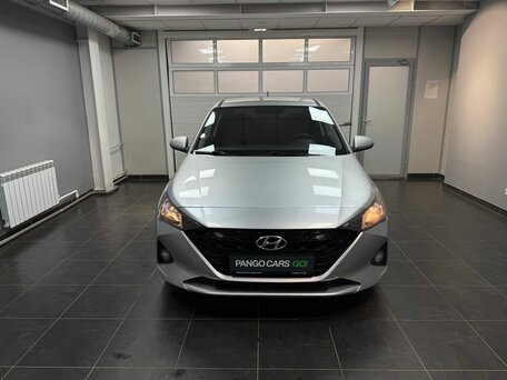 2021 Hyundai Solaris II Рестайлинг, серебристый, 1375000 рублей, вид 2