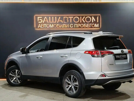 2017 Toyota RAV4 IV (XA40) Рестайлинг, серебристый, 2230000 рублей, вид 5
