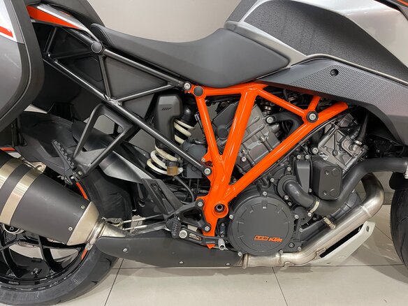 2017 KTM 1290 Super Duke GT, чёрный, 990000 рублей - вид 18