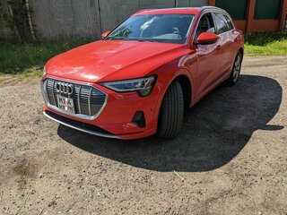 2019 Audi e-tron 55 I, красный, 4370000 рублей, вид 2