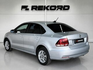 2017 Volkswagen Polo V Рестайлинг, серебристый, 1499000 рублей, вид 2
