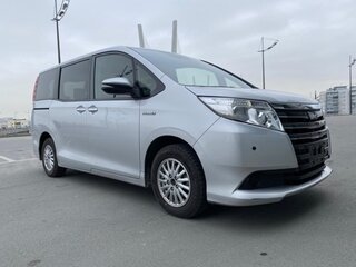 2018 Toyota Noah III (R80) Рестайлинг, серебристый, 1500000 рублей, вид 4