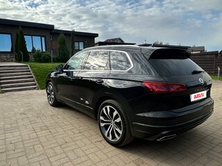 2019 Volkswagen Touareg III, чёрный, 4850000 рублей, вид 4