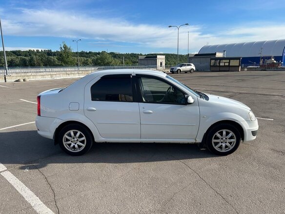 2014 Renault Logan I Рестайлинг, белый - вид 2