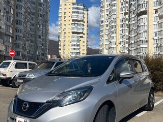 2017 Nissan Note e-Power II Рестайлинг, серебристый, 1150000 рублей, вид 1