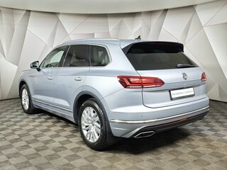 2018 Volkswagen Touareg III, серебристый, 4850000 рублей, вид 4