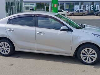 2017 Kia Rio IV, серебристый, 1420000 рублей, вид 4