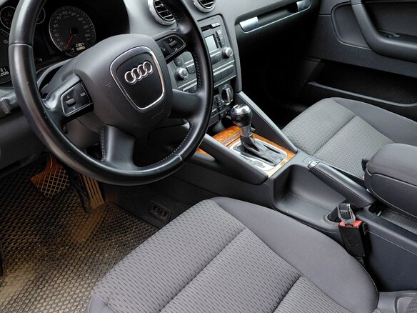 2012 Audi A3 II (8P) Рестайлинг 2, красный, 1100000 рублей - вид 3