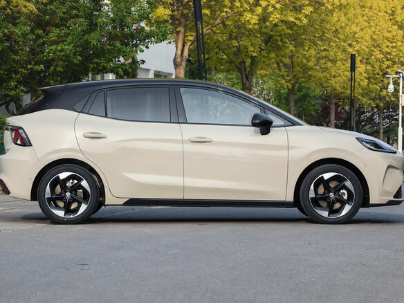 2026 MG 4 EV 53.95 kWh II, бежевый, 1950000 рублей - вид 2