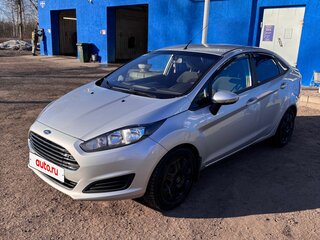 2015 Ford Fiesta Mk6 Рестайлинг, серебристый, 839000 рублей, вид 1