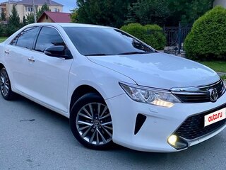 2017 Toyota Camry VII (XV50) Рестайлинг, белый, 1700000 рублей, вид 2