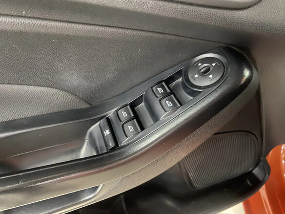 2016 Ford Fiesta Mk6 Рестайлинг, оранжевый - вид 8