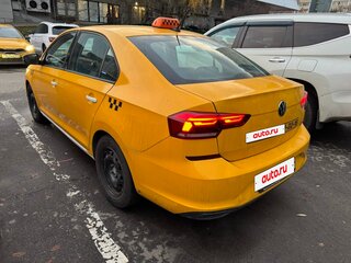 2021 Volkswagen Polo VI, жёлтый, 979000 рублей, вид 3