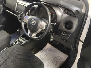2016 Toyota Vitz III (XP130) Рестайлинг, белый, 680000 рублей, вид 5