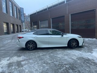 2023 Toyota Camry VIII (XV70) Рестайлинг, белый, 5400000 рублей, вид 5