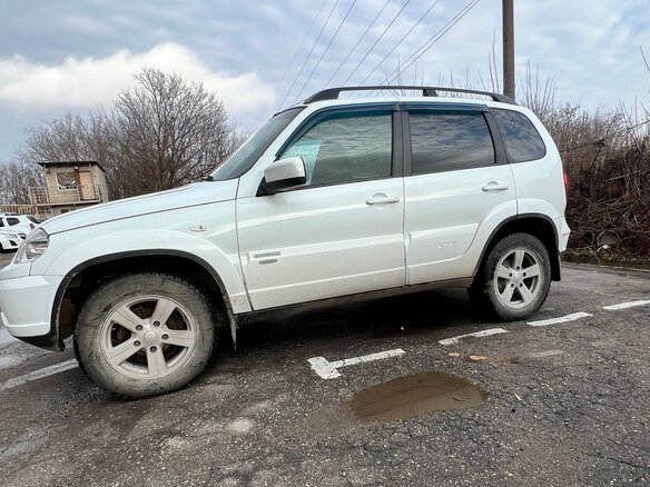 2013 Chevrolet Niva I Рестайлинг, белый, 500000 рублей - вид 4