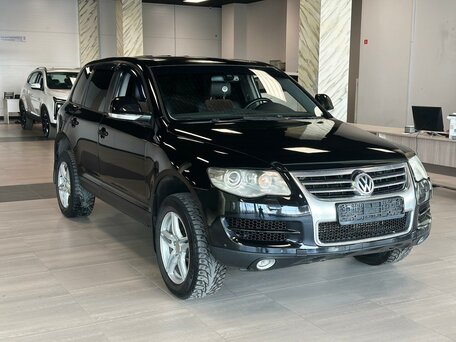 2009 Volkswagen Touareg I Рестайлинг, чёрный, 1800000 рублей, вид 3