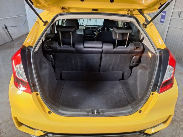 2018 Honda Fit III Рестайлинг, жёлтый, 1450000 рублей - вид 8