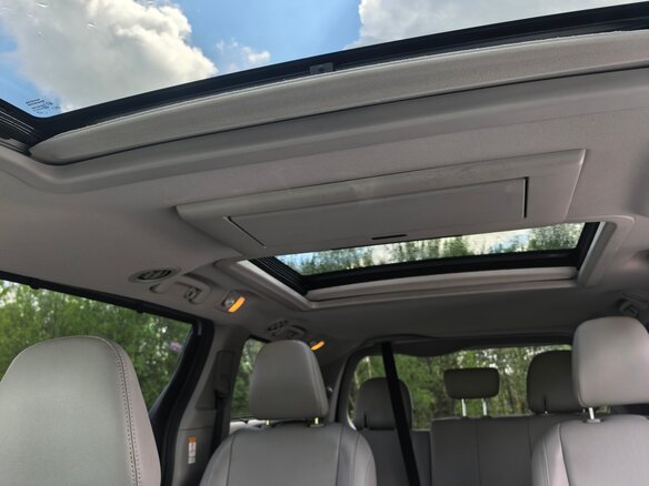 2019 Toyota Sienna III Рестайлинг 2, серый, 3695000 рублей - вид 11