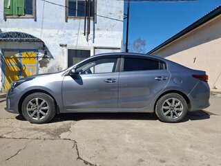 2020 Kia Rio IV Рестайлинг, серый, 1525000 рублей, вид 2