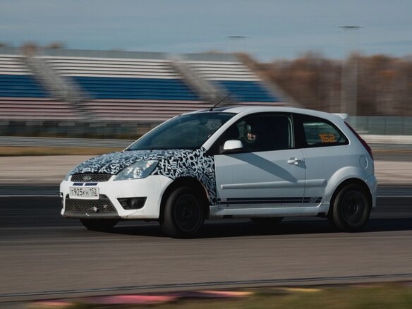 2008 Ford Fiesta ST V Рестайлинг, белый, 650000 рублей - вид 2
