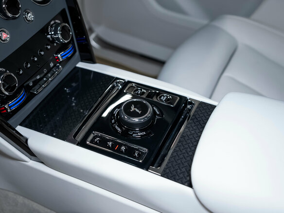 2025 Rolls-Royce Cullinan Black Badge I Рестайлинг (Series II), белый, 64500000 рублей - вид 38