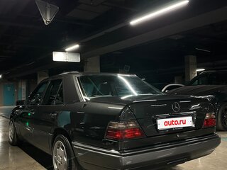 1994 Mercedes-Benz E-Класс 220 I (W124), чёрный, 1750000 рублей, вид 4