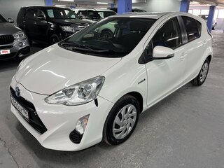 2015 Toyota Aqua I Рестайлинг, белый, 920000 рублей, вид 1